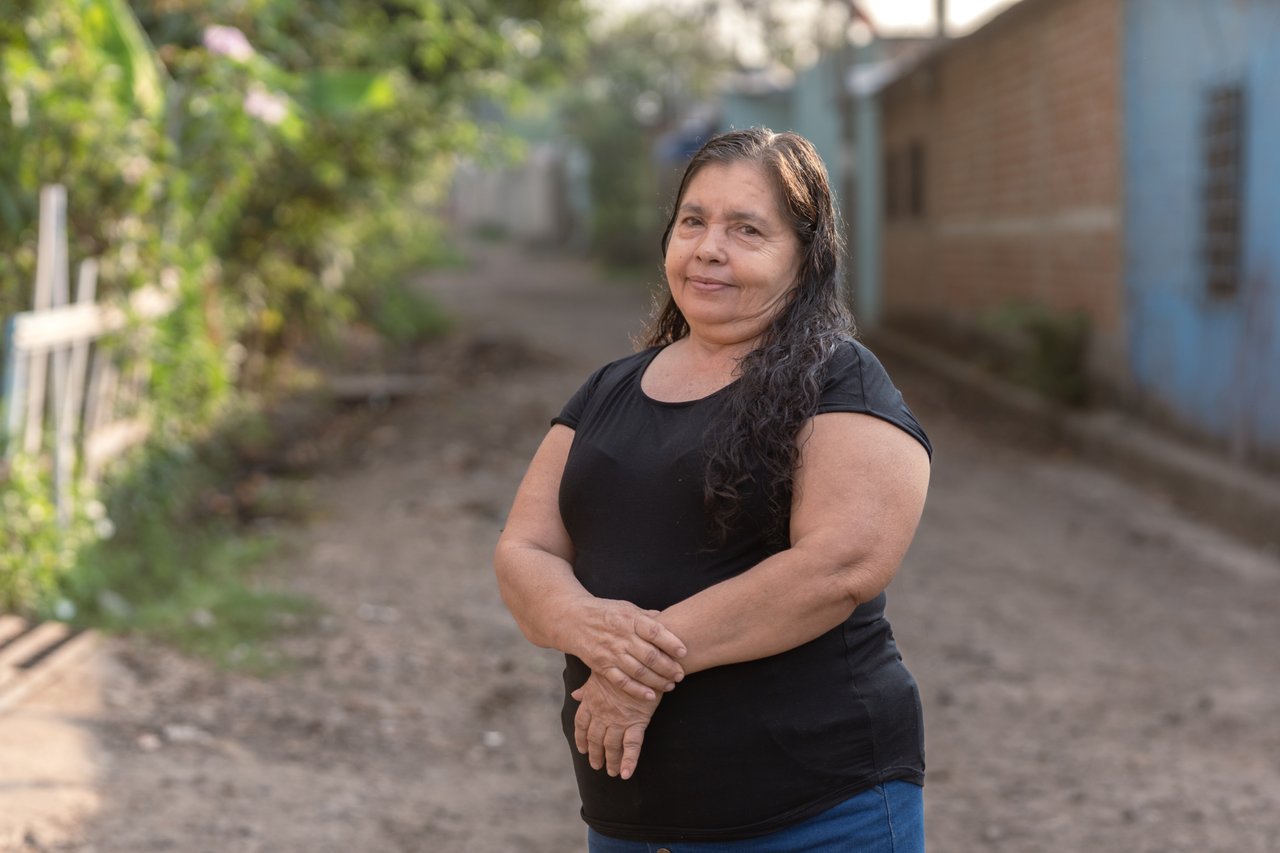 Portraits of Berta in her community 202604 ES Survivor Berta Full Use