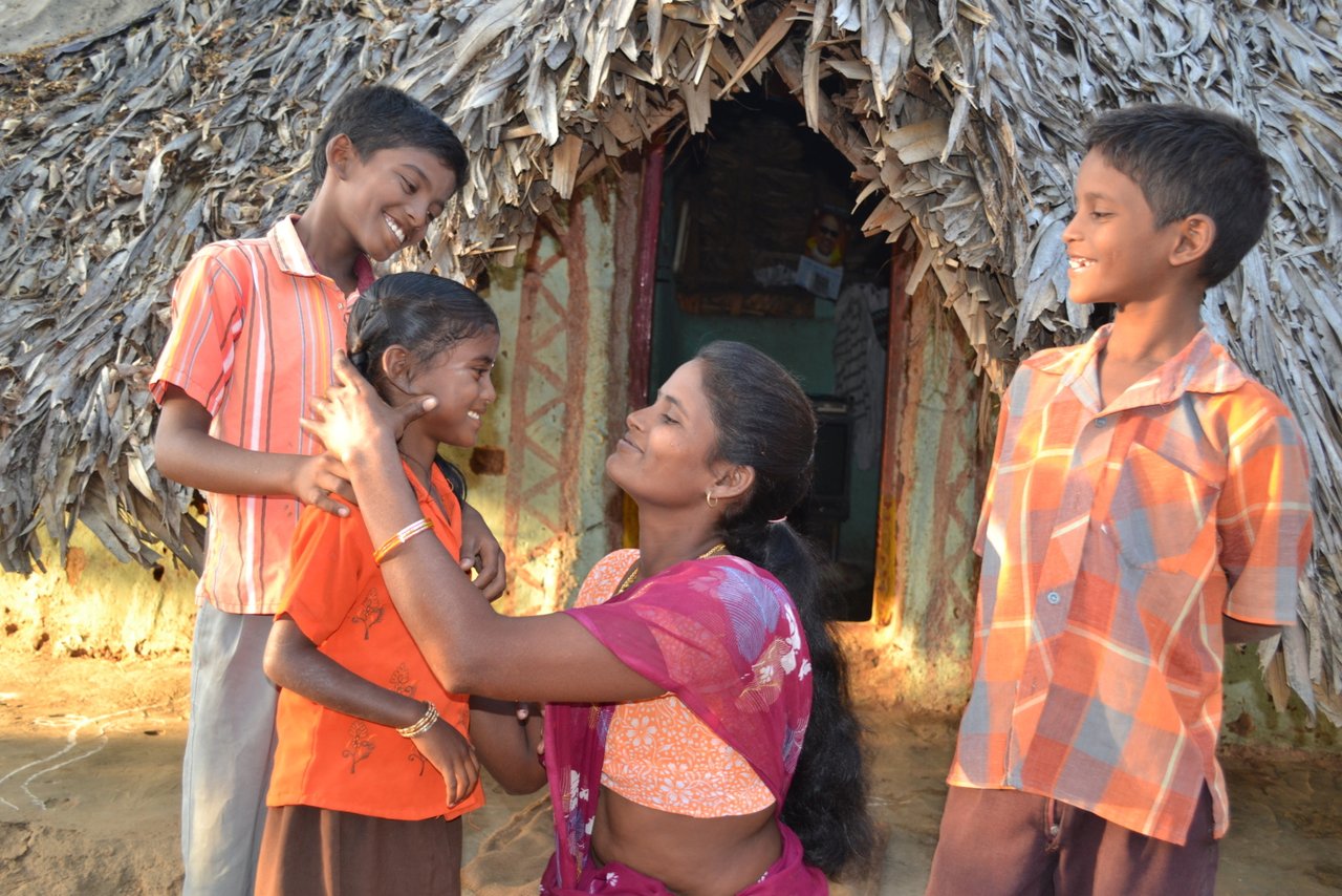 27892 Govindhamma fixes Asha s hair