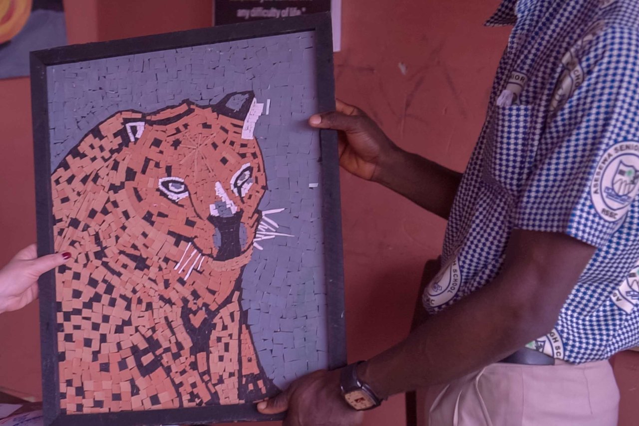 DANIEL DISPLAYS HIS MOSAIC TECHNIQUE ARTWORK OF A LEOPARD AT HIS SCHOOL S ART STUDIO jpg 2024 02 Ghana Daniel GSN Story child labour Approved for Full Use